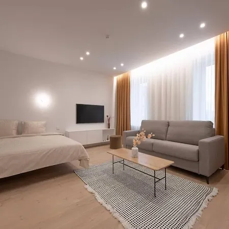 Downtown Getaway By Prime Iii * קובנה